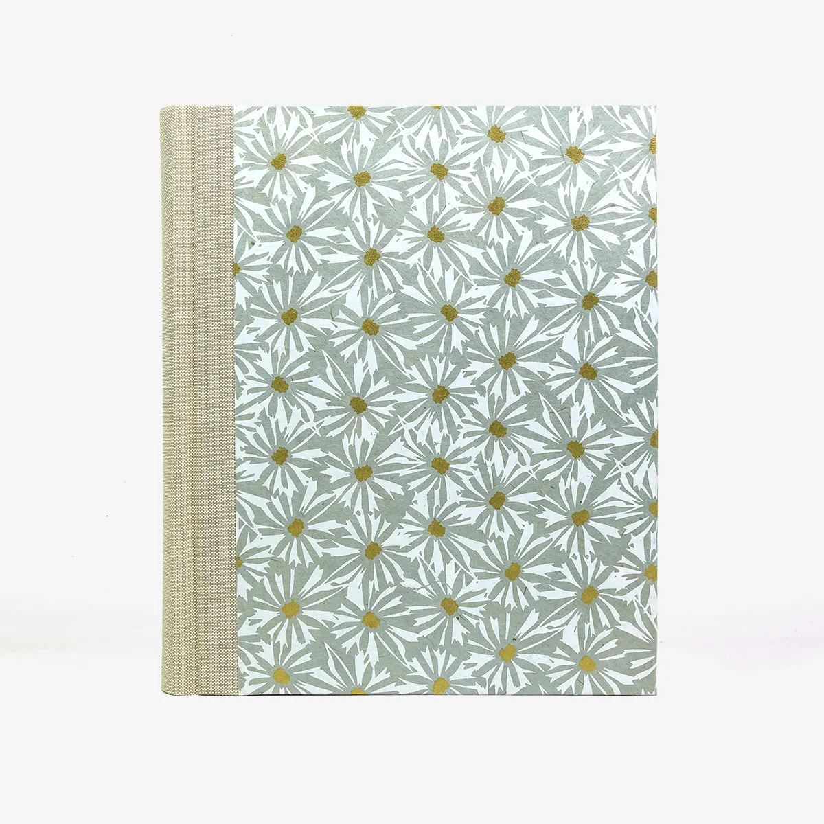 Fotoalbum | H24xB20cm | 40 cremefarbene Seiten | Cover: Lokta Papier | Motiv: Gänseblümchen - weiß / gold – Bild 4