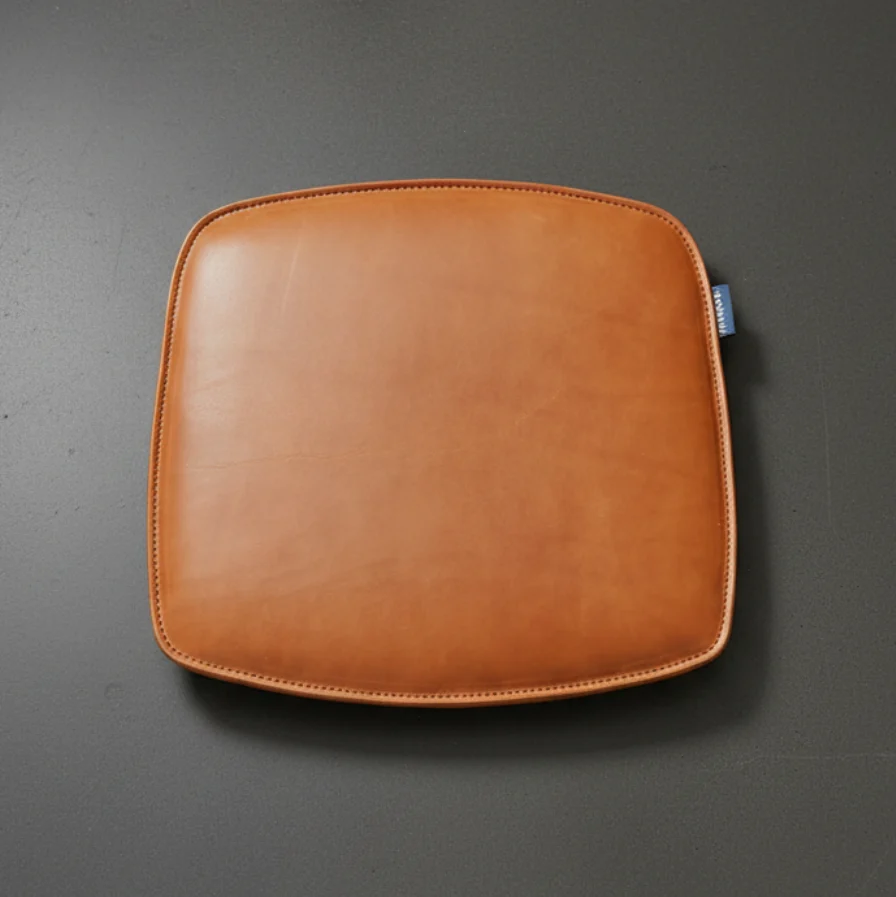 Handgefertigtes Sitzkissen Varcona aus Anilinleder für Eames Armchair von Vitra – Bild 4