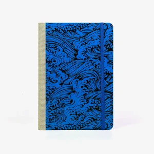 Wochenplaner | Format:A5 | 2027 | Cover: Lackpapier | Motiv: Nami-Welle blau auf schwarz