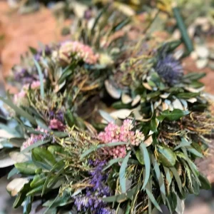 Herbstdeko mit Disteln, Sedum, Olive, Eukalyptus & Strandflieder - Dickgebundener Türkranz oder Tischkranz