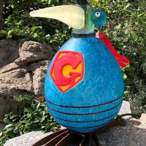 Supergonzo – Glasvogel auf Stahlgestell